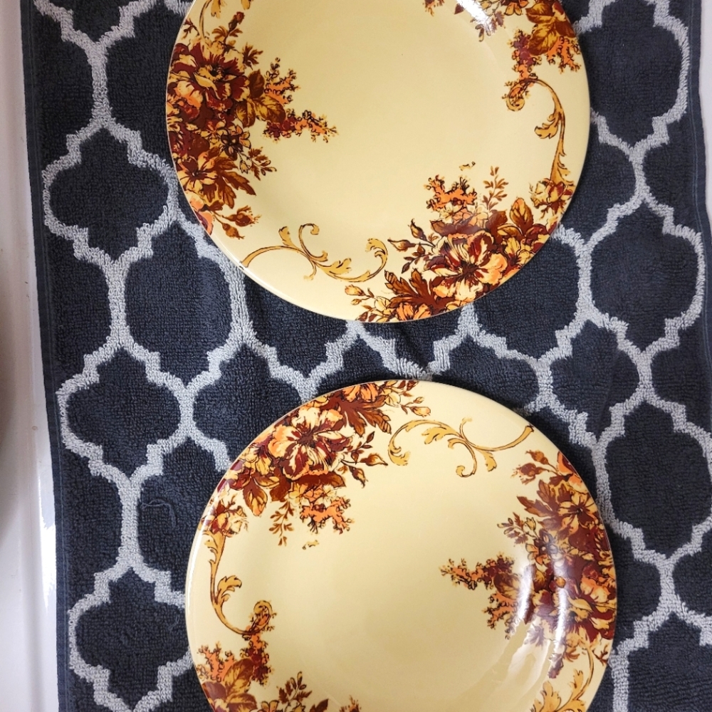 Set of 4 Country Living Plates.